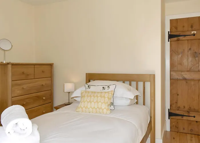 Campanula House آسكريج