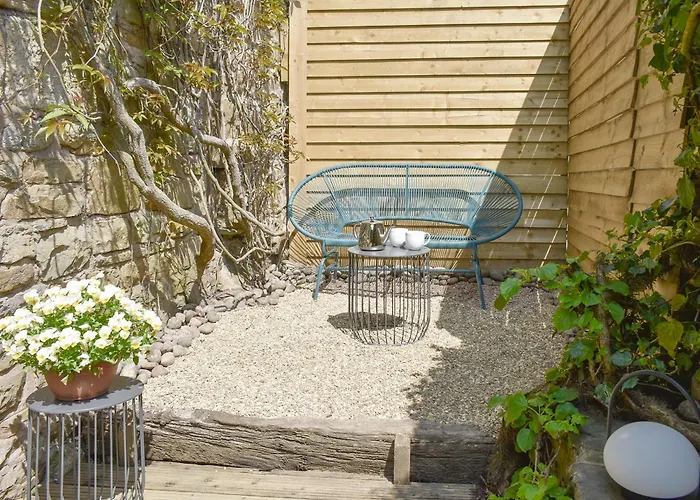 Campanula House * آسكريج